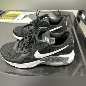 Women’s nike air max excee size 6.5